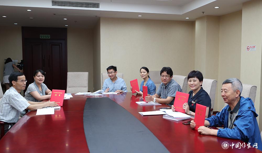 7月24日，全體會議結束后，綜合二組召開小組會議