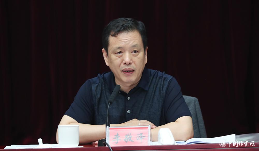 7月24日，李敬澤在第一次全體會議上就評獎條例、評獎細則作說明
