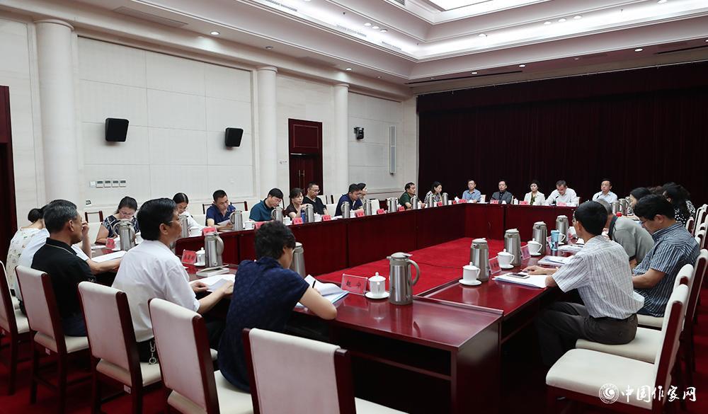 7月24日，第十屆全國優秀兒童文學獎評獎委員會第一次全體會議現場