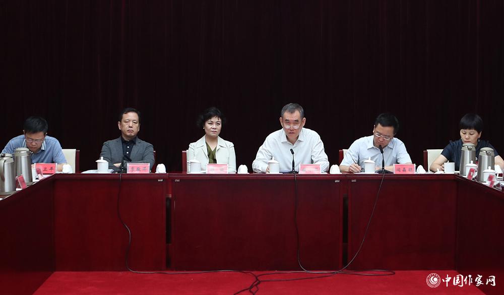 中國作協主席、第十屆兒獎評委會名譽主任鐵凝（左三）出席會議