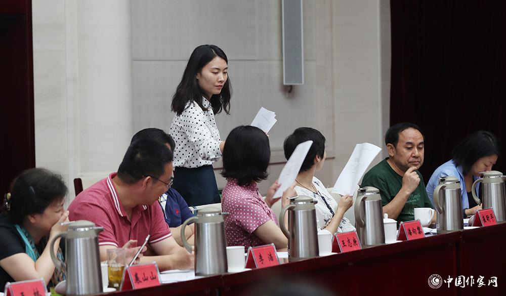 8月4日，第十屆兒獎評委會第六次全體會議上，聯絡員收回選票