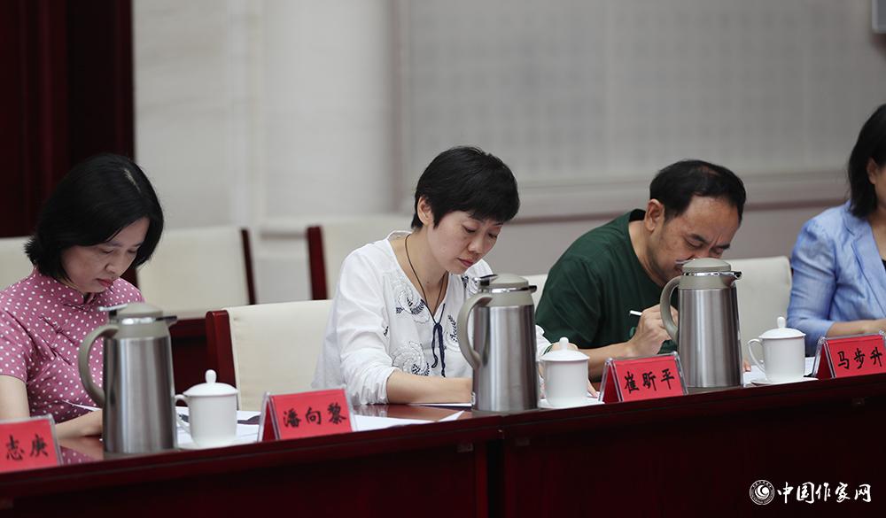 8月4日，第十屆兒獎評委會第六次全體會議上，評委填寫選票