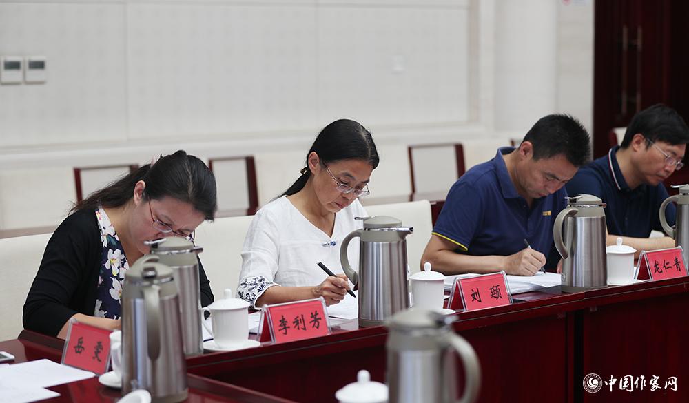 8月4日，第十屆兒獎評委會第六次全體會議上，評委填寫選票