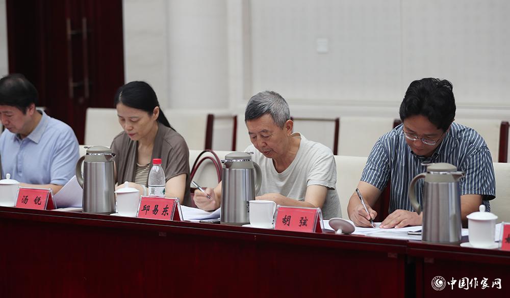 8月4日，第十屆兒獎評委會第六次全體會議上，評委填寫選票