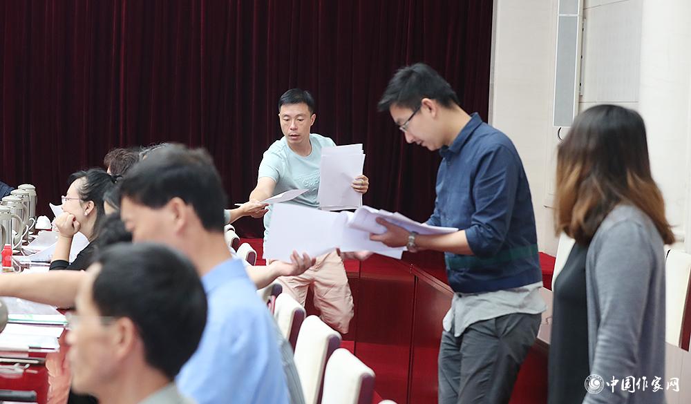 8月4日，第十屆兒獎評委會第六次全體會議上，聯絡員發放選票