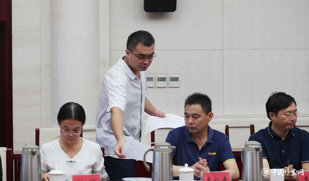 8月4日，第十屆兒獎評委會第六次全體會議上，聯絡員發放選票