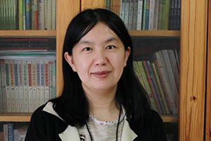 童話：獲獎作品《小女孩的名字》作者：呂麗娜         獲獎感言　　在這本書里，我讓我的小女孩安居在童話世界里。這是個比現實世界更大更神奇更遼闊的世界。我曾在一篇文章里這樣寫過：當一個小女孩走在路上，她總是一只腳踏在現實世界，一只腳踏在童話世界里。因為小女孩就是這樣的，心里總是有那么多那么多的幻想，和那么多那么多的詩意，所以小女孩最適合住在童話故事里。