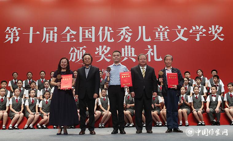 吉狄馬加、王泉根為詩歌、幼兒文學獲獎者頒獎