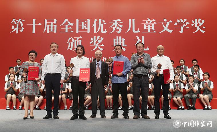 高洪波、孟祥林、樊發稼為散文、報告文學、科幻文學獲獎者頒獎