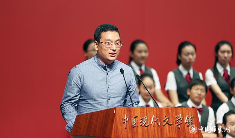 王林柏代表散文、報告文學、科幻文學獲獎者發表獲獎感言