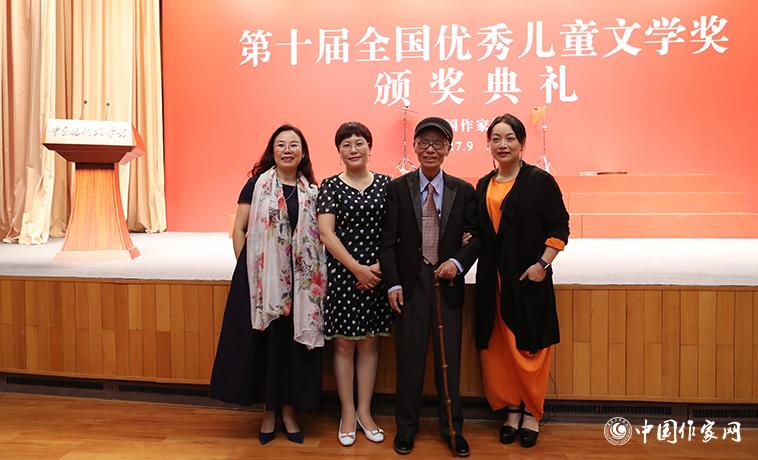 獲獎作家與樊發稼、湯素蘭合影