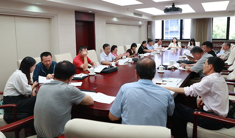第一次全體會后召開大組見面會，各組評委討論工作