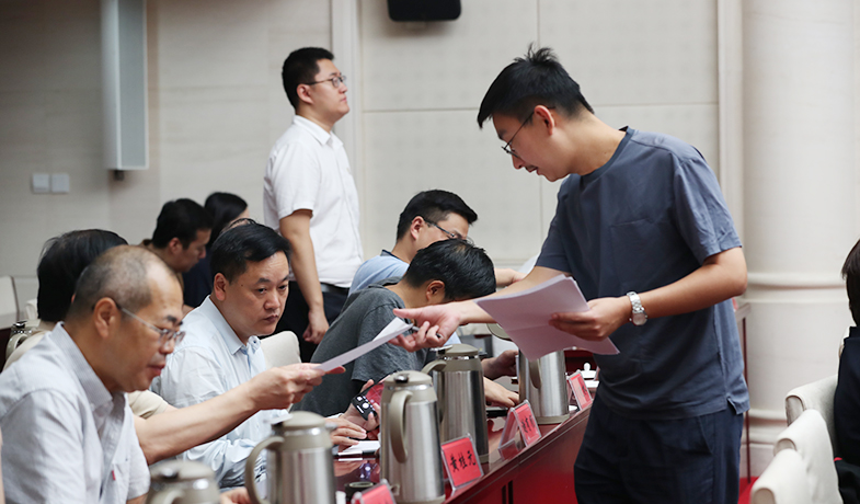 聯(lián)絡(luò)員分發(fā)、清點(diǎn)選票