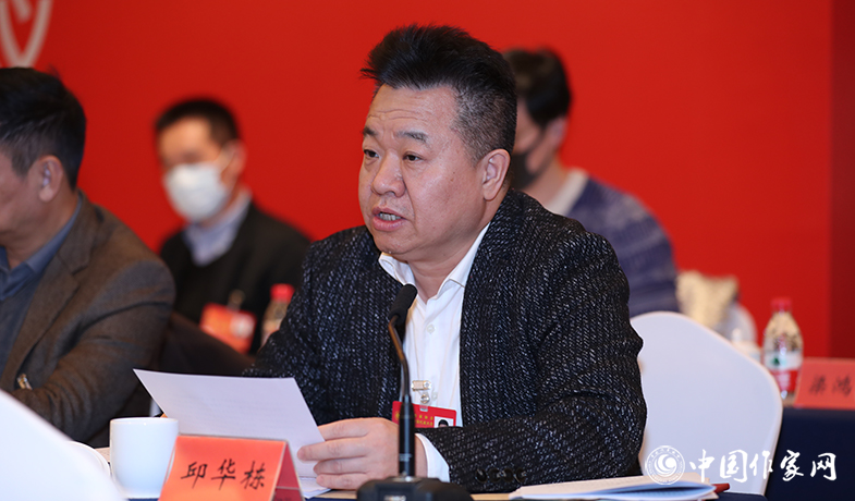 12月12日，中國(guó)作家協(xié)會(huì)第九屆全國(guó)委員會(huì)第六次全體會(huì)議在京舉行，中國(guó)作協(xié)書(shū)記處書(shū)記邱華棟宣讀會(huì)議文件