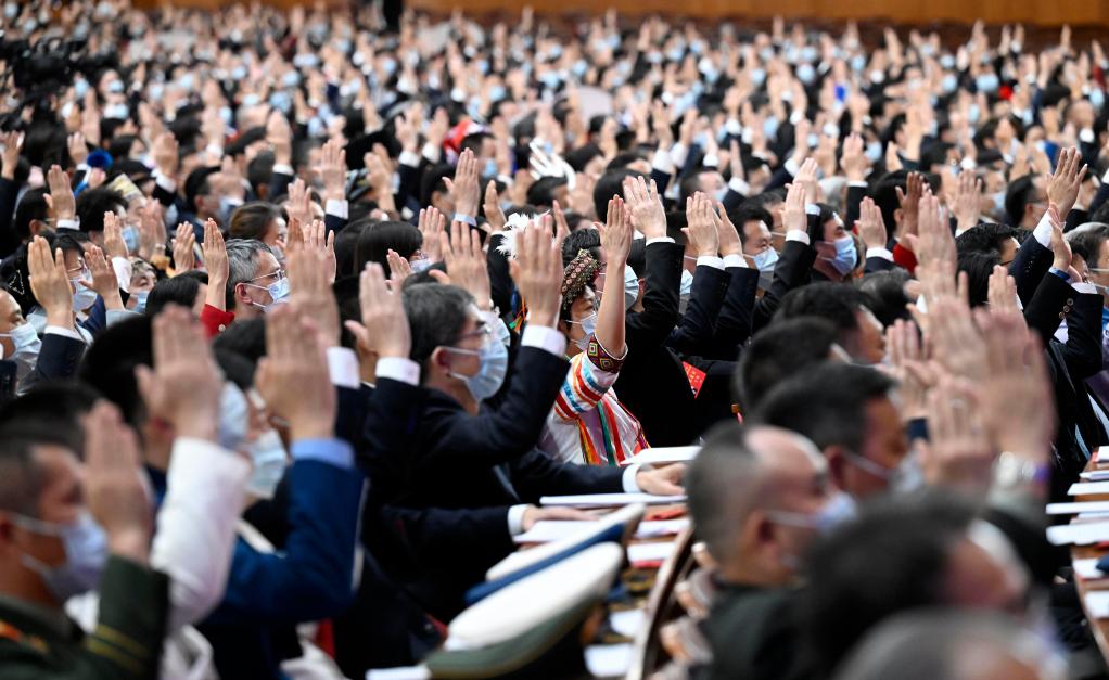10月22日，中國共產黨第二十次全國代表大會閉幕會在北京人民大會堂舉行。這是代表舉手表決。