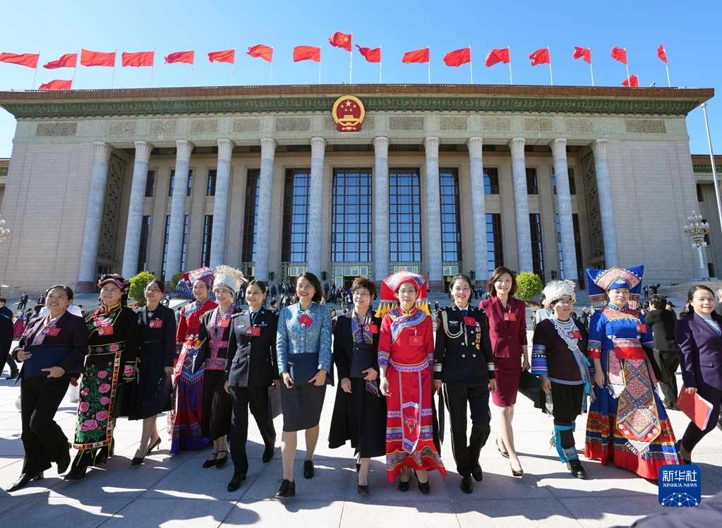 10月22日，中國共產黨第二十次全國代表大會閉幕會在北京人民大會堂舉行。這是閉幕會后，代表走出人民大會堂。