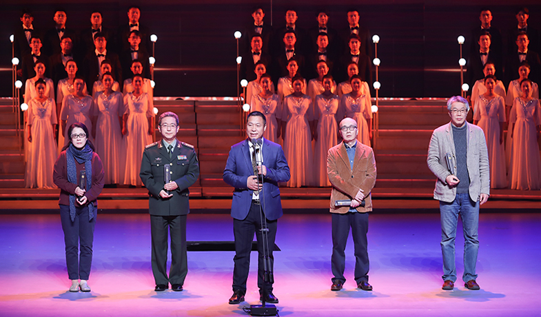 路也、劉笑偉、陳人杰、韓東、臧棣（從左至右）領(lǐng)取詩歌獎