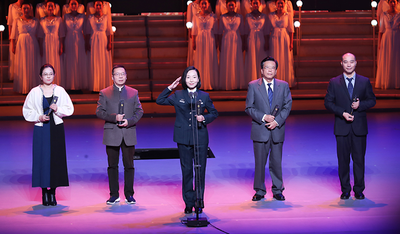 蔡東、鐘求是、董夏青青、張者、劉建東（宗永平代領(lǐng)）（從左到右）領(lǐng)取短篇小說獎
