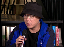 石一楓：“兵行險(xiǎn)招”的小說　　笛安以前的小說，“我”經(jīng)常是個(gè)女孩，而這部小說雖然寫得很順，但是有其“兵行險(xiǎn)招”之處。[詳細(xì)]