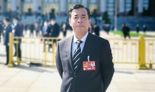 全國政協委員，中國作協主席團委員，遼寧省作協黨組書記、主席滕貞甫