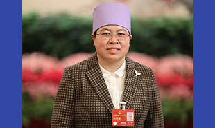 全國人大代表，寧夏回族自治區婦聯副主席，吳忠市紅寺堡鎮人民政府文化站站長馬慧娟