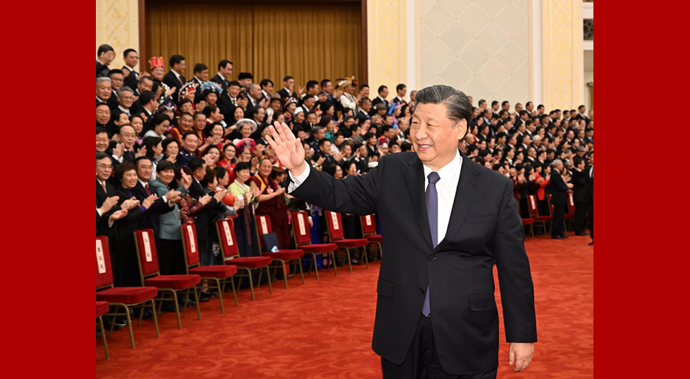 3月11日，中國人民政治協商會議第十四屆全國委員會第一次會議在北京閉幕。習近平向委員揮手致意。