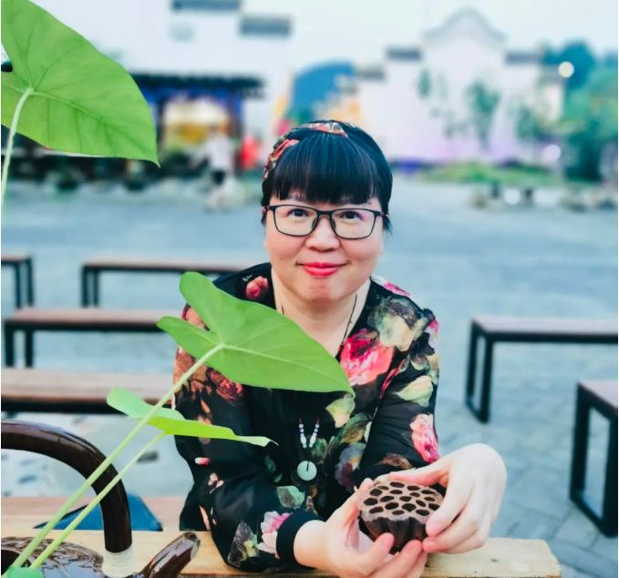 喬葉  著名作家，北京老舍文學院專業作家，北京作協副主席。出版小說《最慢的是活著》《認罪書》《藏珠記》以及散文集《深夜醒來》《走神》等。獲魯迅文學獎、人民文學獎、華語文學傳媒獎、北京文學獎、郁達夫小說獎、杜甫文學獎、小說選刊年度大獎、百花文學獎等多個獎項，多部作品被譯介到俄羅斯、西班牙、意大利等國家。長篇小說新作《寶水》入選2022中國好書、南方周末年度好書、文學報年度好書、騰訊年度好書等。