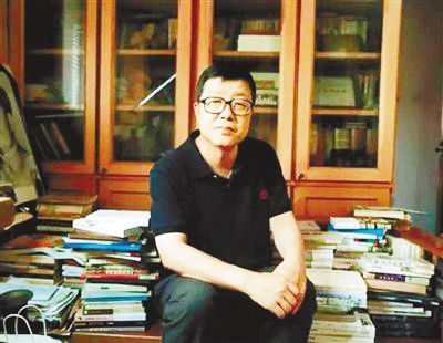 穆濤，《美文》雜志常務副主編，中國散文學會副會長，中國作家協會散文專業委員會委員，西北大學教授、博士研究生導師，陜西省文藝評論家協會副主席，享受國務院特殊津貼專家，陜西省有突出貢獻專家。著有散文集《俯仰由他》、《看左手》、《明日在往事中》（與賈平凹先生合作，賈平凹作畫，穆濤行文）、《先前的風氣》、《中國人的大局觀》、《中國歷史的體溫》，隨筆集《肉眼看文壇》《放心集》《散文觀察》。《先前的風氣》一書獲第六屆魯迅文學獎和“2014中國好書”獎。2017年獲全國五一勞動獎章。