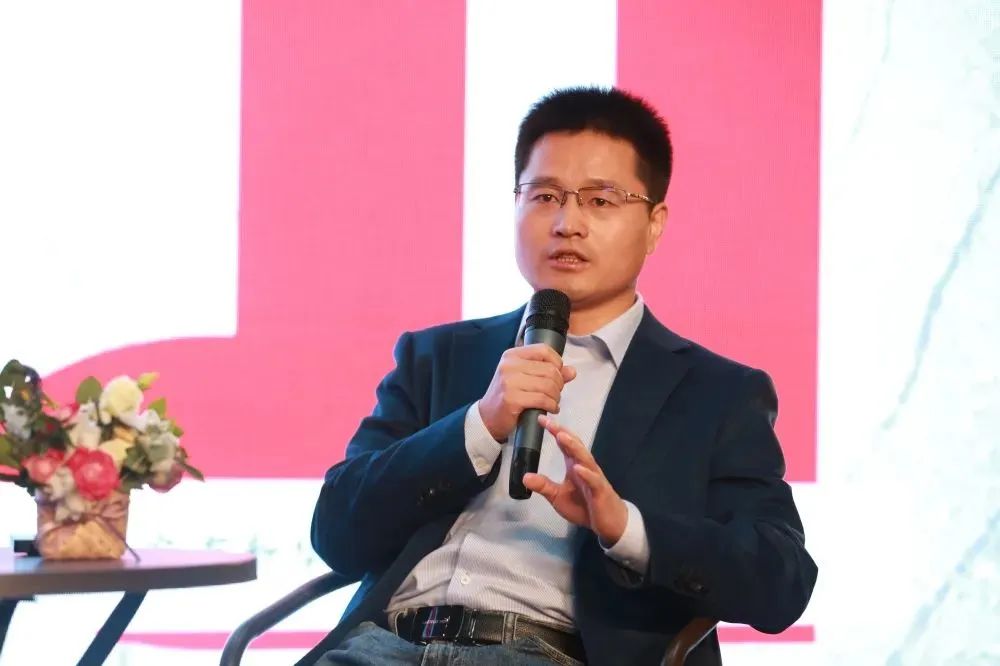 楊輝，陜西師范大學文學院教授、博士生導師。著有《“大文學史”視域下的賈平凹研究》《陳彥論》等。曾獲唐弢青年文學研究獎、中國當代文學研究優秀成果獎、《中國現代文學研究叢刊》《中國當代文學研究》優秀論文獎。兼任中國現代文學館特邀研究員、中國當代文學研究會理事、中國文藝評論家協會理事、中國小說學會理事。