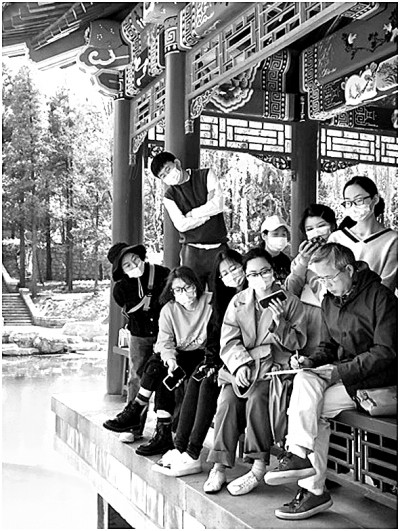 吳冠英（前排右一）在給學生上課。圖片由作者提供