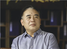 王躍文：我用老百姓的語(yǔ)言寫(xiě)老百姓的生活　　我的文學(xué)語(yǔ)言的來(lái)處，一個(gè)就是我們自己的本民族的文學(xué)經(jīng)典，再就是當(dāng)?shù)乩习傩盏恼Z(yǔ)言……[詳細(xì)]