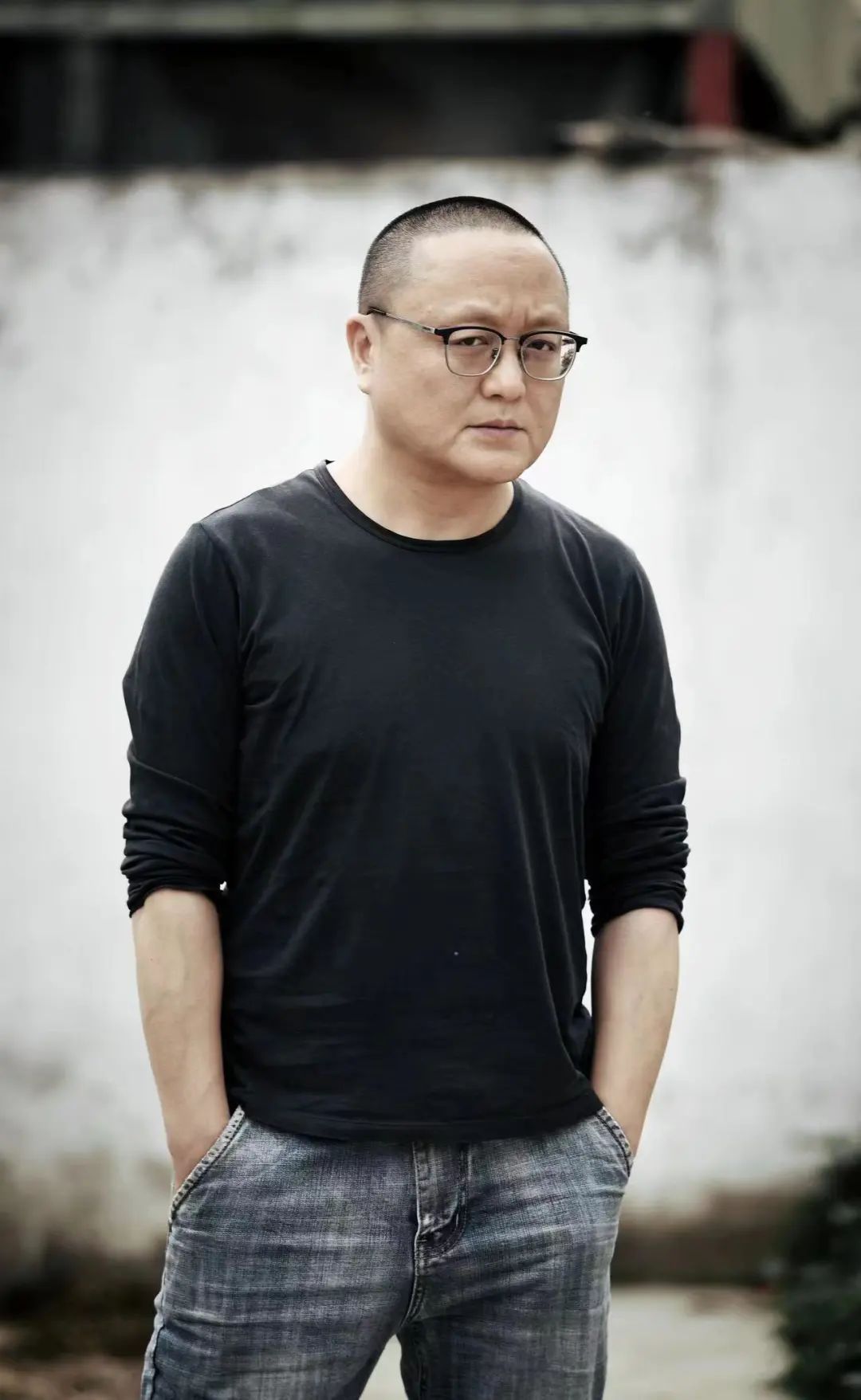 曹寇，1977年生，南京人。出版有中短篇小說集《金鏈漢子之歌》《鴨鎮往事》等十余部，長篇一部，另有隨筆、電影和其他作品若干。