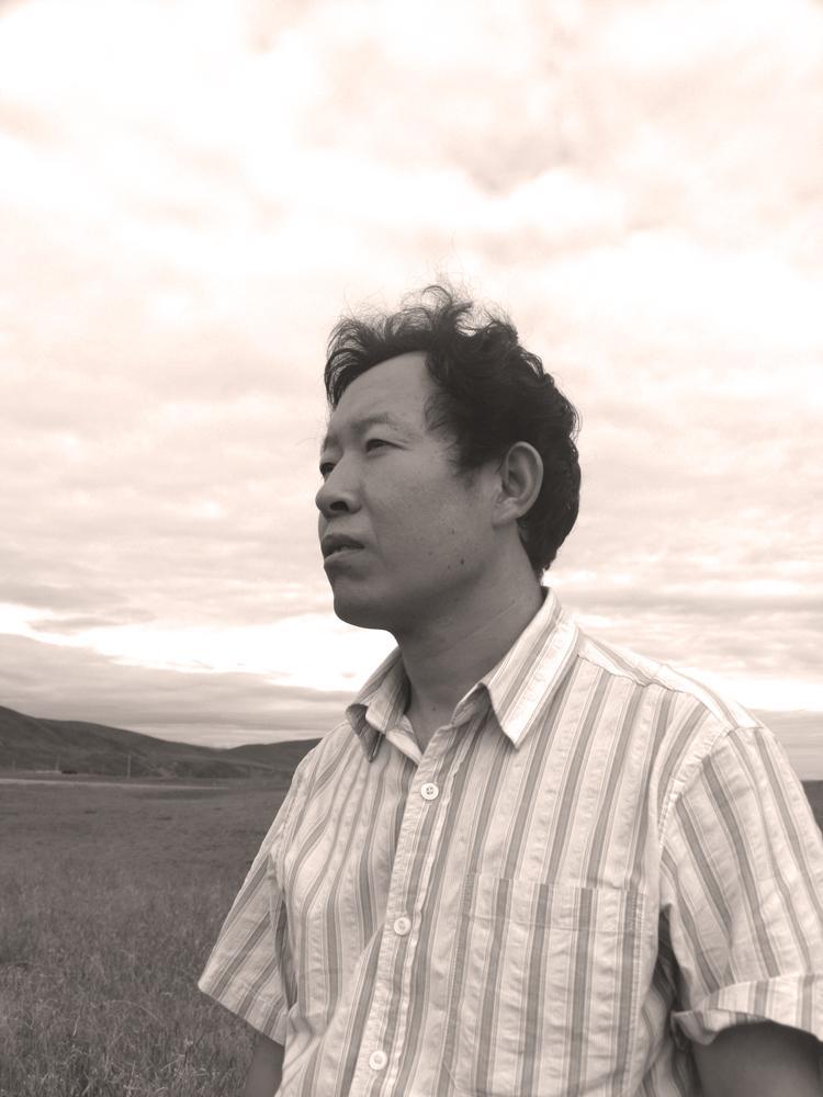 汪渺，一級文學創(chuàng)作、中國作家協(xié)會會員、天水市作家協(xié)會主席、天水市藝術(shù)研究院院長。在《十月》《飛天》《詩選刊》等發(fā)表百余首詩歌。長篇小說《雪夢》被《十月》推出，獲第三屆甘肅省黃河文學獎；長詩《創(chuàng)世紀》獲第二屆《飛天》十年文學獎；散文《詩人老鄉(xiāng)》獲全國孫犁散文一等獎；萬行長詩《白馬史詩》獲第五屆中國長詩獎、甘肅省第十屆敦煌文藝獎、第二屆大巴山文藝推優(yōu)工程優(yōu)秀詩歌獎。