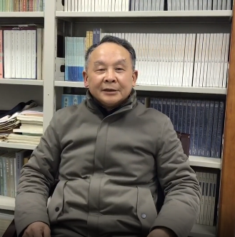 陳文新，教育部“長(zhǎng)江學(xué)者”特聘教授，國(guó)家社科基金重大招標(biāo)項(xiàng)目首席專家，教育部重點(diǎn)教材《中國(guó)古代文學(xué)史》首席專家，兼任中華炎黃文化研究會(huì)科舉研究分會(huì)主席團(tuán)主席?，F(xiàn)為武漢大學(xué)文學(xué)院教授委員會(huì)主席、中國(guó)傳統(tǒng)文化研究中心學(xué)術(shù)委員會(huì)主任。主編有十八卷本《中國(guó)文學(xué)編年史》、《歷代科舉文獻(xiàn)整理與研究叢刊》等。著有《中國(guó)文學(xué)流派意識(shí)的發(fā)生和發(fā)展》《明代文學(xué)與科舉文化生態(tài)》《傳統(tǒng)小說(shuō)與小說(shuō)傳統(tǒng)》《中國(guó)文化中的小說(shuō)傳統(tǒng)》等。