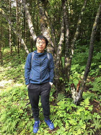嚴彬，作家， 1981年生，湖南瀏陽人，中國人民大學創造性寫作專業碩士。出版詩集《我不因擁有玫瑰而感到抱歉》《國王的湖》《獻給好人的鳴奏曲》《大師的葬禮》、小說集《宇宙公主打來電話》等。參加第32屆青春詩會。曾入圍“金曲獎最佳作詞人”。