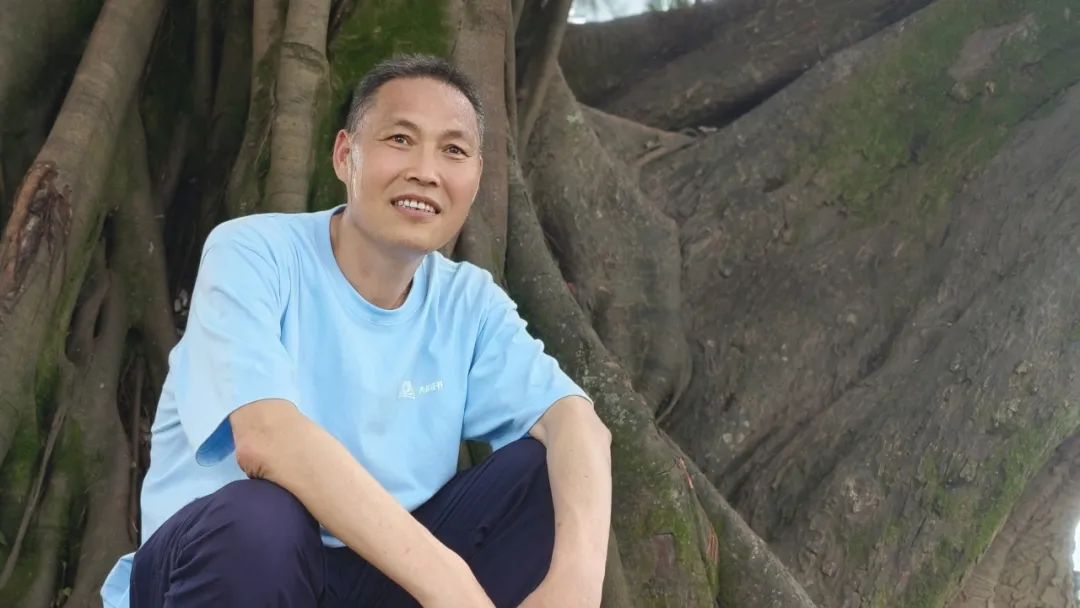 陳年喜，生于一九七〇年，陜西省丹鳳縣人。高中畢業后曾從事礦山爆破工作十六年，期間堅持在空炸藥箱上、在巖石上、在床鋪上記錄驚心動魄的井下人生。二〇一五年因頸椎受損離開爆破崗位，后在貴州旅游公司從事文案工作，又到北京皮村的工友之家做義工。二〇二〇年因確診患塵肺病，離職回鄉休養。已出版《微塵》《炸裂志》《活著就是沖天一喊》等著作，獲第一屆桂冠工人詩人獎，入選《南方人物周刊》“2021魅力人物·100張中國臉”評選。