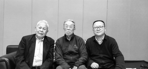  2022年1月，李少君和謝冕、王蒙兩位老師合影。      本版圖片均為受訪者供圖