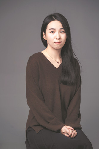 朱婧，文學博士，早稻田大學訪問學者，南京師范大學文學院副教授，碩士生導師，哥廷根大學“文化接觸——作家駐留”項目作家。出版有小說集《譬若檐滴》《貓選中的人》等。獲江蘇省第七屆紫金山文學獎。