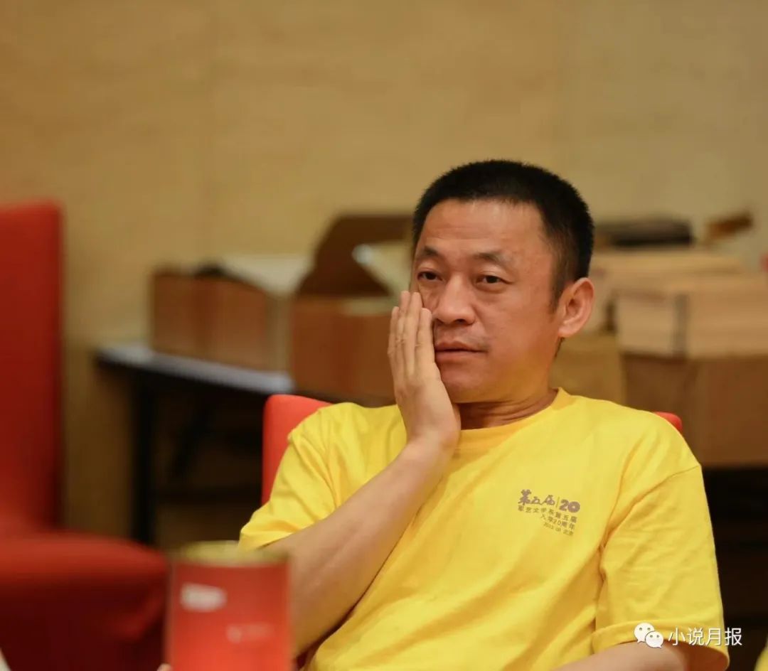 李亞，安徽亳州譙城人。出版中短篇小說(shuō)集《幸福的萬(wàn)花球》《初冬》等四部、長(zhǎng)篇小說(shuō)《流芳記》《花好月圓》等四部，曾獲十月文學(xué)獎(jiǎng)、《小說(shuō)月報(bào)》百花獎(jiǎng)、《中國(guó)作家》鄂爾多斯文學(xué)獎(jiǎng)中篇小說(shuō)獎(jiǎng)、魯彥周文學(xué)獎(jiǎng)中篇小說(shuō)獎(jiǎng)、全軍文藝“新作品獎(jiǎng)”一等獎(jiǎng)等獎(jiǎng)項(xiàng)。