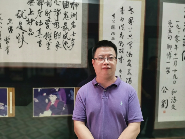 田耳，1976年生于湖南鳳凰，現(xiàn)居于廣西。2007年，田耳憑借中篇小說《一個人張燈結(jié)彩》獲得第四屆魯迅文學獎，成為該獎史上最年輕的得主