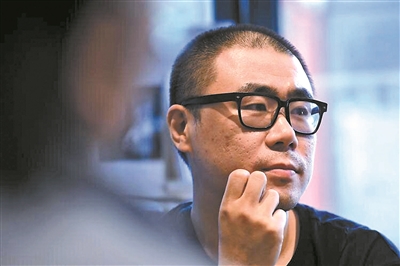 石一楓，1979年生于北京，1998年考入北京大學(xué)中文系，文學(xué)碩士。著有長(zhǎng)篇小說(shuō)《漂洋過(guò)海來(lái)送你》《入魂槍》《心靈外史》《借命而生》等，小說(shuō)集《世間已無(wú)陳金芳》《特別能戰(zhàn)斗》等。曾獲魯迅文學(xué)獎(jiǎng)、馮牧文學(xué)獎(jiǎng)、十月文學(xué)獎(jiǎng)、百花文學(xué)獎(jiǎng)、《小說(shuō)選刊》年度獎(jiǎng)·中篇小說(shuō)獎(jiǎng)等，作品入選年度“中國(guó)好書”、中國(guó)小說(shuō)學(xué)會(huì)年度好小說(shuō)榜單等。