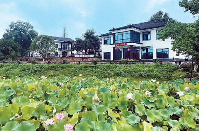 　立波書屋和周立波故居皆坐落于清溪村荷塘邊，引來了慕名前來的參觀者來此休憩、讀書。今年以來，立波書屋的經營者卜雪斌夫婦延長了營業(yè)時間，每天推遲到晚上9點半才打烊。