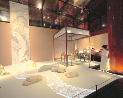觀眾在“茶道尚和”展廳參觀。 　　杜建坡攝