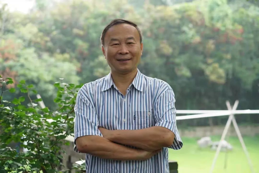 許晨，中國作家協會會員，中國報告文學學會理事，山東省作協原副主席，青島市作協名譽主席。出版有《人生大舞臺——“樣板戲”啟示錄》《琴聲如訴》《山海閩東》，以及海洋紀實三部曲《第四極：中國蛟龍號挑戰深?！贰兑粋€男人的海洋》《耕海探洋》等多部報告文學和散文集，被譽為“海洋作家”。榮獲第七屆魯迅文學獎、第五屆冰心散文獎、第三屆中國工業文學大賽一等獎等獎項。
