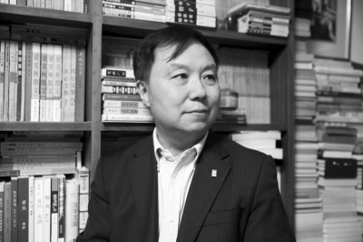 汪家明，曾任山東畫報出版社總編輯、生活·讀書·新知三聯(lián)書店副總編輯、人民美術(shù)出版社社長