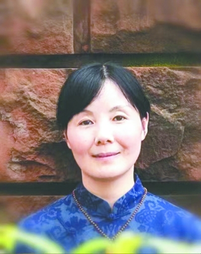 王蕓，中國(guó)作協(xié)會(huì)員，一級(jí)作家。生于湖北，現(xiàn)為南昌市文學(xué)藝術(shù)院專業(yè)作家。出版有長(zhǎng)篇小說《對(duì)花》《江風(fēng)烈》，小說集《與孔雀說話》《薇薇安曾來過》《羽毛》，散文集《紙上萬物浮現(xiàn)如初》《此生》《穿越歷史的楚風(fēng)》《接近風(fēng)的深情表達(dá)》等。其作品曾獲得屈原文藝獎(jiǎng)“優(yōu)秀人才獎(jiǎng)”、湖北文學(xué)獎(jiǎng)、冰心散文獎(jiǎng)、林語堂小說獎(jiǎng)等榮譽(yù)。
