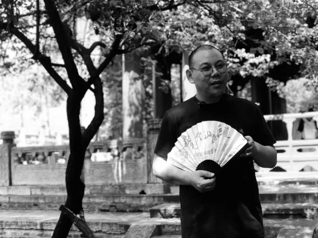 王十月，70后小說家。《作品》雜志社社長總編，泥石流文學獎發起人。著有長篇小說《無碑》《收腳印的人》《如果末日無期》《米島》《活物》等，小說集《國家訂單》《人罪》等數十種。獲第五屆魯迅文學獎，《人民文學》年度中篇小說獎、《中國作家》鄂爾多斯文學獎，《小說選刊》年度中篇小說獎，百花文學獎等。多次上榜中國小說學會年度小說榜，中國散文學會年度散文榜及各類好書榜。