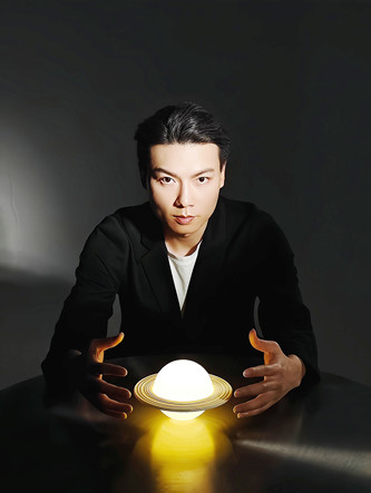 陳楸帆：作家，編劇，翻譯。中國(guó)作協(xié)科幻文學(xué)委員會(huì)副主任，代表作有《荒潮》《人生算法 》等