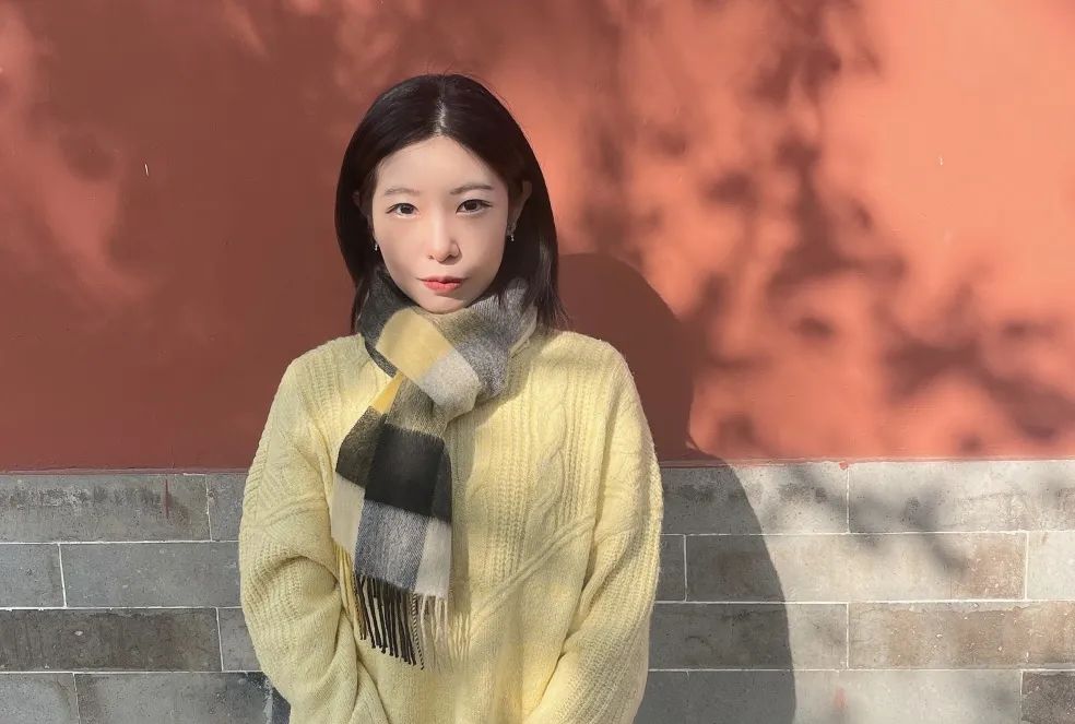 三 三 第2屆入選作家中年齡最小的作家，已經(jīng)發(fā)表短篇小說集《離魂記》《俄羅斯套娃》《晚春》，并獲第二屆“鐘山之星”年度青年佳作獎(jiǎng)、2021年度“青花郎·人民文學(xué)”新人獎(jiǎng)、第七屆郁達(dá)夫小說獎(jiǎng)短篇小說獎(jiǎng)。在采訪中她談到自己近年來創(chuàng)作上的成長(zhǎng)和變化：“從業(yè)余寫作到全職寫作，越跟文學(xué)有所接觸，越明白它是什么，會(huì)逐漸靠近它。”