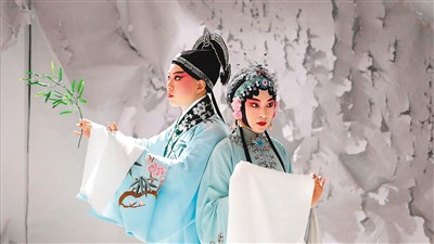 　劉小川（右）與搭檔表演昆曲《牡丹亭》。 　　受訪者供圖